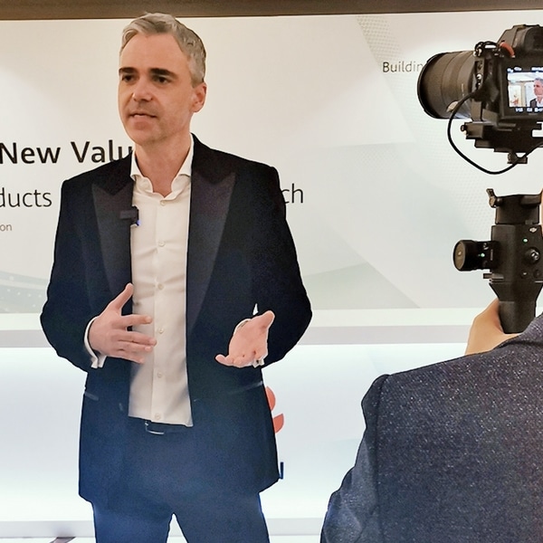 Mike Flache teilt seine Erkenntnisse während eines Fernseh- und Medieninterviews auf der '5G Bring New Value'-Veranstaltung in London